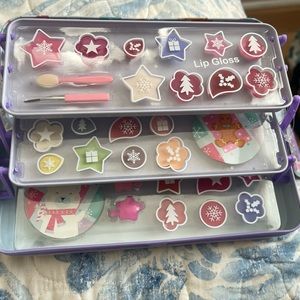 16 piece lipsmacker lip glass set in box in different shapes and crimson. Kids